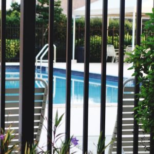 view-of-a-suburban-community-pool-2021-08-30-08-04-02-utc (clotures) view-of-a-suburban-community-pool-2021-08-30-08-04-02-utc (clotures)